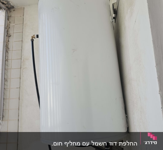 דוד שמש מותקן על קיר עם צינורות חיבור